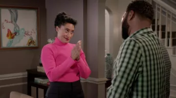 Maje Rose col Roulé porté par arc-en-ciel Johnson (Tracee Ellis Ross), en black-ish Saison 06 Episode 08