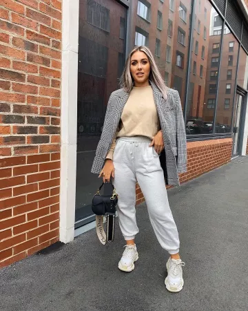 Gris Jogging Pantalon de Natalia Kurda sur l'Instagram account @nataliakurda