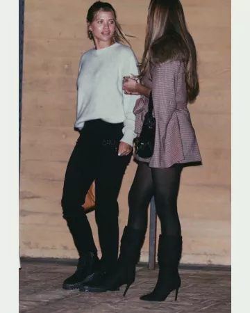 Jennifer Fisher Samira Silver Hoop Pendientes usados por Sofia Richie Nobu Malibu noviembre 20, 2019