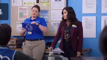 Équipements en Noir Danton Floral Button-Down Shirt porté par Amy (America Ferrera) dans le Superstore de la Saison 5 Épisode 9