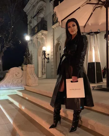 Saint Laurent Kiki Textured Leather Over The Knee Boots usadas por Kourtney Kardashian en la cuenta de Instagram @kourtneykardash 21 de noviembre de 2019