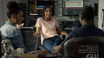 BDG Lavage Foncé Skinny Jeans portés par Layla Keating (Greta Onieogou) dans Tous les Américains de la Saison 02 Episode 06