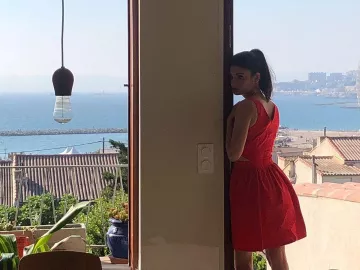 Vestido rojo de Eleonore Sarrazin en la cuenta de Instagram de @leo_saca