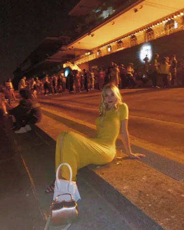 Robe longue jaune de Chloé Jouannet sur le compte Instagram de @jouannetchloe