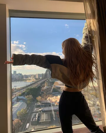La chaqueta de plumas que lució Rosé en su account@roses_are_rosie de Instagram