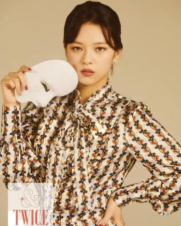 Blusa floral usada por JEONGYEON en la cuenta de Instagram de @twice.jungyeon