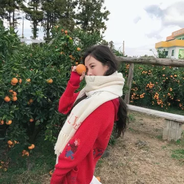 Scarf worn by Seohyun on the account Instagram of @seojuhyun_s