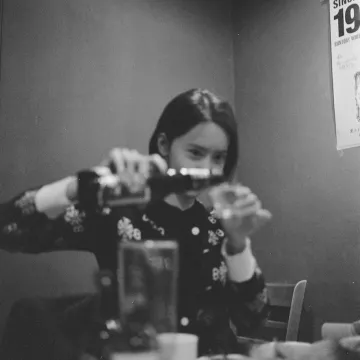 Cardigan-black-and-white worn by Im Yoon-ah on the account Instagram of @yoona__lim