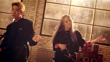 Black T-shirt front handle carried by Moonbyul in [문별] reality in BLACK SOLO CONCEPT PREVIEW #4th_Universe