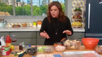 Teoría Karenia Cashmere Knit Top usado por Rachael Ray en Rachael Ray Show noviembre 21, 2019