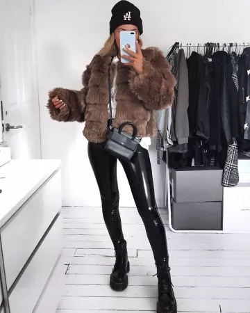 Dr Martens Black Boots de Emily Cocklin en la cuenta de Instagram @emilycocklin