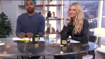 H:la nôtre Vee Combinaison portée par Morgan Stewart sur E! News 21 Novembre 2019