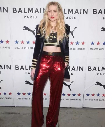 Balmain x Puma Chaqueta de terciopelo con capucha azul marino con trenzas doradas usadas por Amber Heard Puma X Balmain Evento de lanzamiento 21 de noviembre de 2019