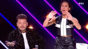 La jupe en cuir de Alessandra Sublet dans Mask Singer Episode 3