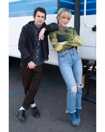 Levi's Wedgie High Waist Ripped Crop Straight Leg Jeans usados por Hilary Duff Foto de Instagram noviembre 20, 2019
