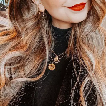 Collar de medallón de oro de Zoella en la cuenta de Instagram de @zoesugg