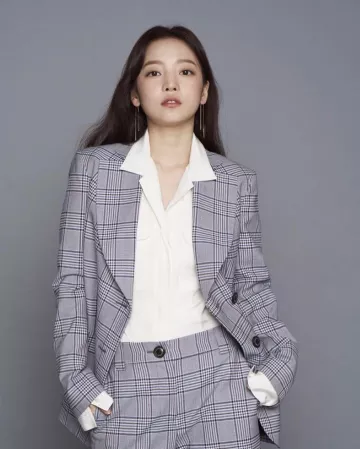 Chemise blanche a poche de Goo Hara sur le compte Instagram de @koohara__
