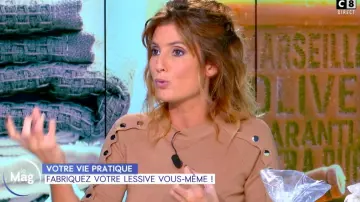 Le pull manches longues à boutons-pression camel de Caroline Ithurbide dans William à midi