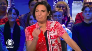 La camisa cortada en material fluido y mezcla de estampados coloridos por Alessandra Sublet en C'est Canteloup el 22.11.2019