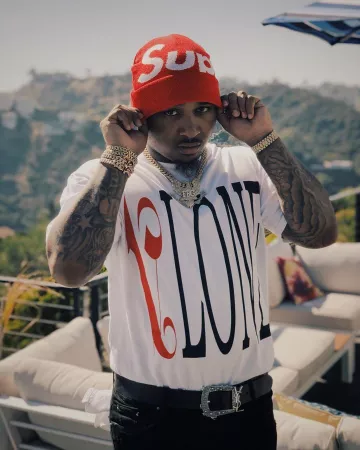 Le bonnet rouge Supreme à logo porté par Doe Beezy sur le compte Instagram de @doeboyfbg