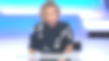 La robe midi asymétrique à imprimé fleuri japonisant, col rond volanté de Caroline Roux dans C dans l'air le 31.10.2019