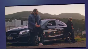 La paire de Yeezy couleur sable au pied de SCH dans la vidéo ANALYSE DE STYLE : SCH - RAC