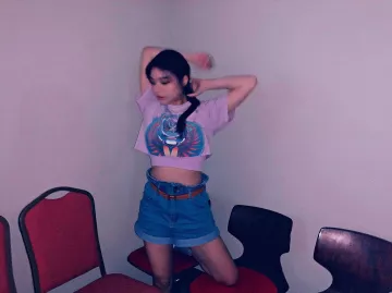 Short en jean taille haute a revert de Ailee sur le compte Instagram de @aileeonline