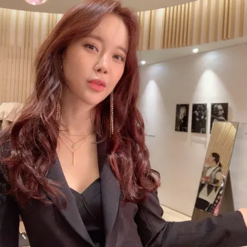Blazer noir de Baek Ji-young sur le compte Instagram de @baekzyoung