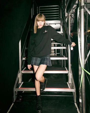 La jupe verte à carreaux de Lisa sur le compte Instagram de @lalalalisa_m