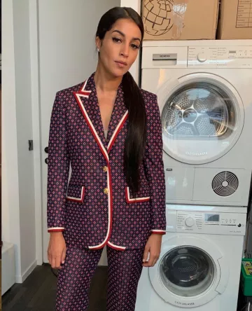 Le pantalon coupe droite à plis marqués bleu marine jacquard graphique de Leïla Bekhti sur son compte Instagram @leilabekhti