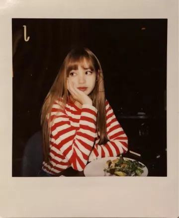 Le pull rayé rouge et blanc de Lisa sur le compte Instagram de @lalalalisa_m