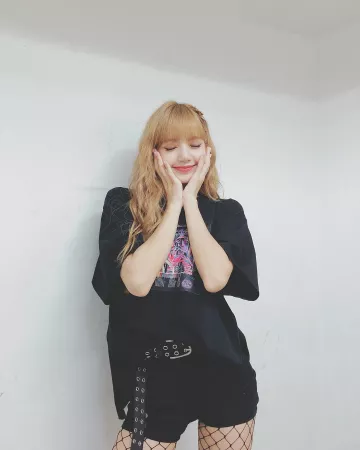 Le t-shirt noir Blackpink de Lisa sur le compte Instagram de @lalalalisa_m