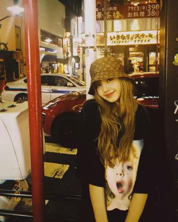 Le t-shirt noir "bébé" de Lisa sur le compte Instagram de @lalalalisa_m