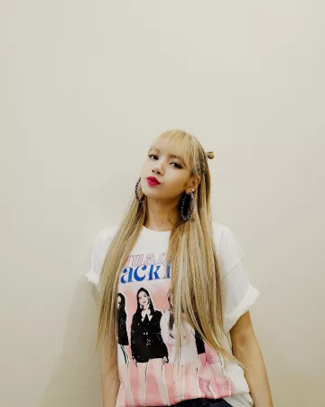 Le t-shirt blanc Blackpink de Lisa sur le compte Instagram de @lalalalisa_m