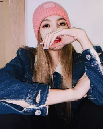 Le bonnet rose de Lisa sur le compte Instagram de @lalalalisa_m