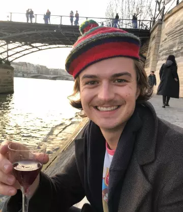 Le manteau gris de Joe Keery sur le compte Instagram de @uncle_jezzy