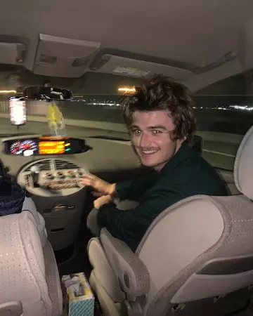 La veste de blazer verte de Joe Keery sur le compte Instagram de @uncle_jezzy