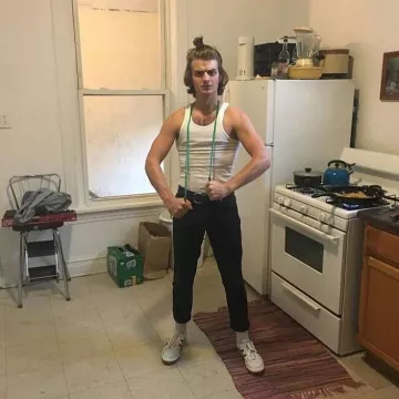 Los pantalones negros de Joe Keery en la cuenta de Instagram de @joekeeryactor