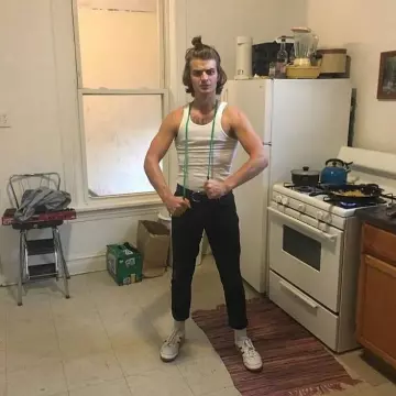 Le pantalon noir de Joe Keery sur le compte Instagram de @joekeeryactor