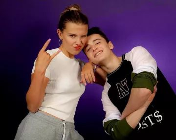 The white t-shirt ribbed of Millie Bobby Brown on his account Instagram @milliebobbybrown