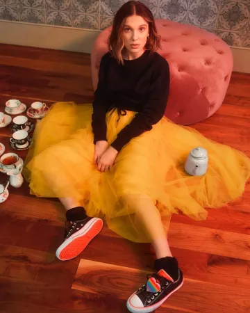 The tulle skirt yellow Millie Bobby Brown on his account Instagram @milliebobbybrown