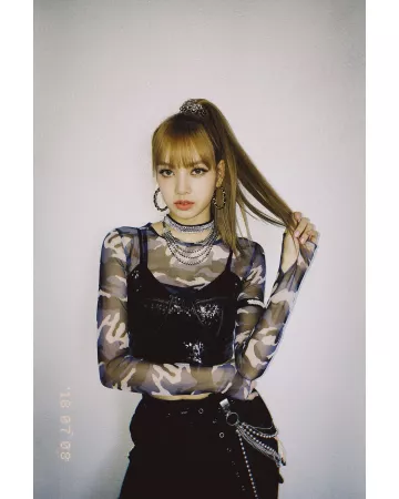 The crop top black sequins Lisa's account on the Instagram of @lalalalisa_m