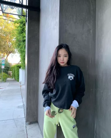 Le pantalon de survêtement jaune clair porté par Son Na-eun sur le compte Instagram de @marcellasne_