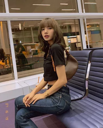 The jean wide of Lisa on the account Instagram of @lalalalisa_m