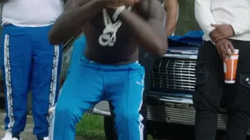 Los pantalones de chándal adidas azul claro que lleva Tyquian Terrel Bowman en el clip de The Double C de Quando Rondo