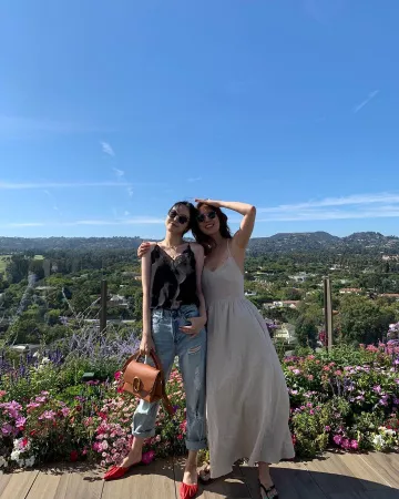 Les mules rouges portées par Son Na-eun sur le compte Instagram de @marcellasne_
