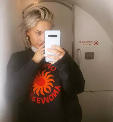 The sweater sun Opening Ceremony of Anne-Marie on her account Instagram @annemarie