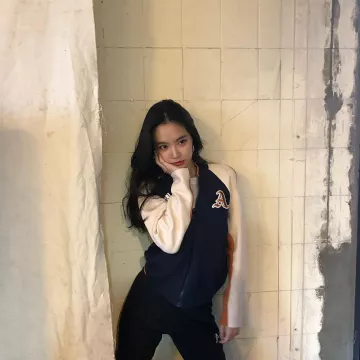 La veste "A" Adidas portée par Son Na-eun sur le compte Instagram de @marcellasne_