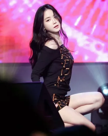 La robe imprimé lettres portée par Son Na-eun sur le compte Instagram de @xolovesne_