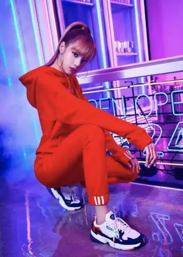 Les baskets Falcon Adidas de Lisa sur le compte Instagram de @lalalalisa_m